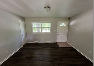 1613 N Ponca Dr in Independence, MO - Building Photo - Building Photo