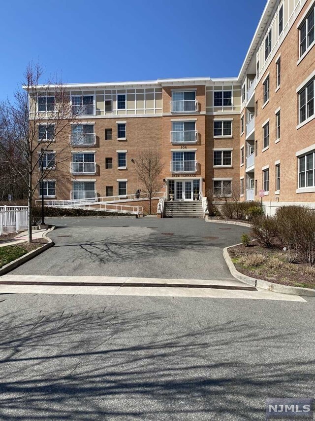 102 Terrace-Unit -104 in Rochelle Park, NJ - Building Photo - Building Photo
