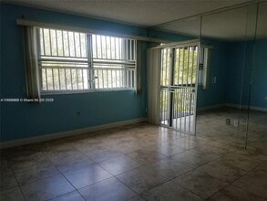 561 NW 107th Ave in Miami, FL - Foto de edificio - Building Photo