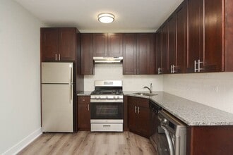 727 Saint Johns Ave, Unit A06C in Highland Park, IL - Building Photo - Building Photo