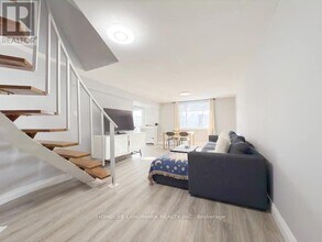 81 United Square in Toronto, ON - Building Photo - Building Photo