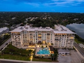 1020 Sunset Point Rd, Unit 511 in Clearwater, FL - Foto de edificio - Building Photo