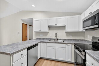 Whispering Pines Apartments in Delavan, WI - Foto de edificio - Building Photo