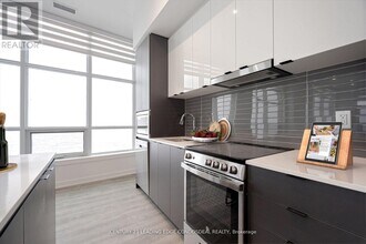 30 Upper Mall Wy in Vaughan, ON - Building Photo - Building Photo