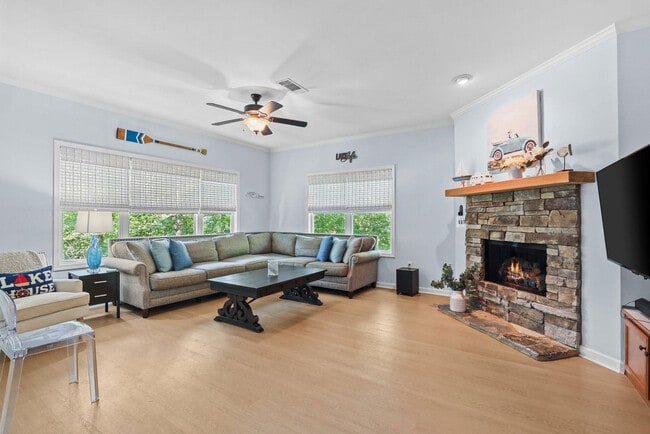 204 Lake Breeze Ln