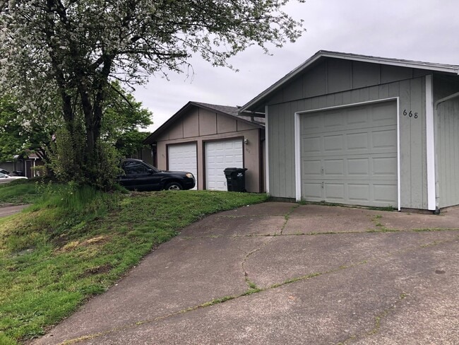 668 W Quinalt St in Springfield, OR - Building Photo - Building Photo