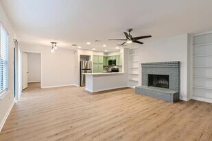 Room in Condo on Beauregard Cir in Austin, TX - Building Photo