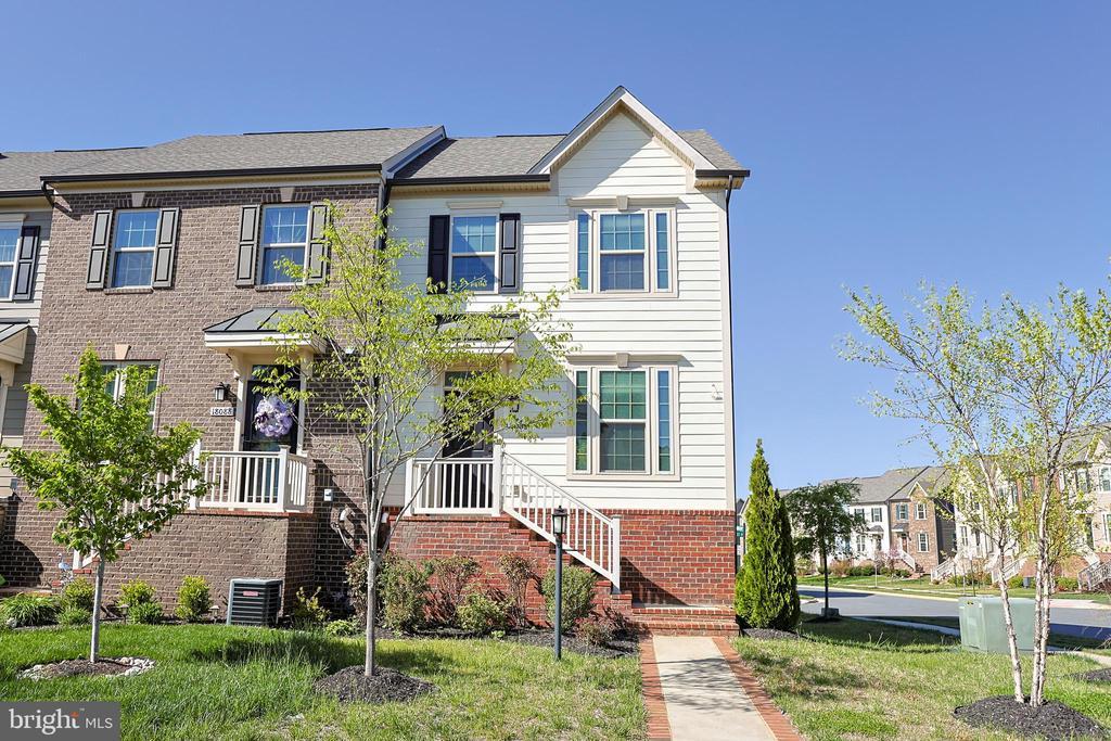18086 Red Cedar Rd in Dumfries, VA - Building Photo
