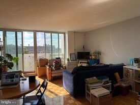 604 S Washington Square in Philadelphia, PA - Building Photo