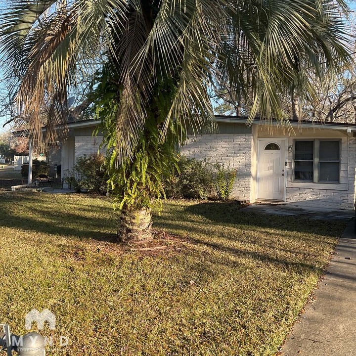 7045 Rollo Rd in Jacksonville, FL - Building Photo
