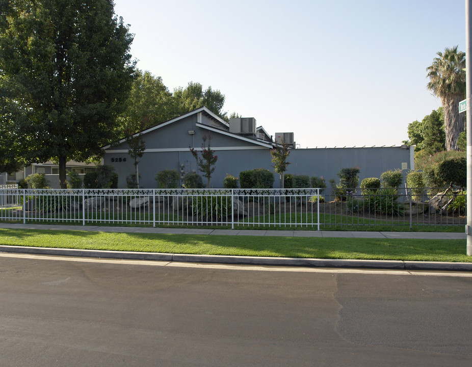 Clay Gardens Apartments in Fresno, CA - Building Photo