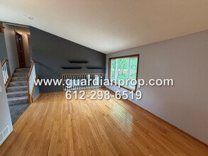 2453 Linwood Ave E in Maplewood, MN - Building Photo - Building Photo