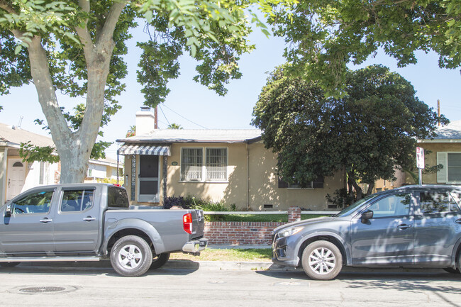 247-249 W Linden Ave in Burbank, CA - Building Photo - Building Photo