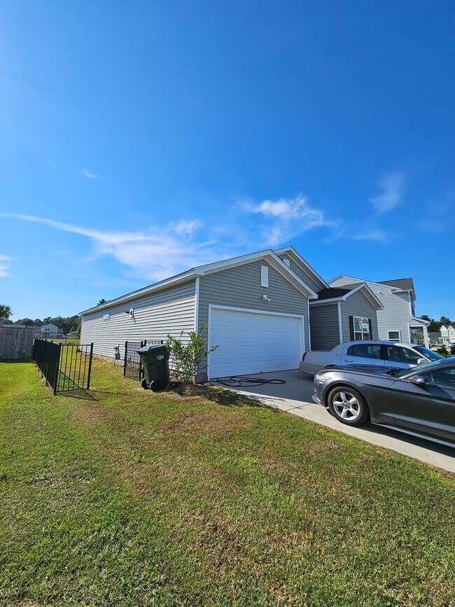 102 Lilly Grace Ln in Goose Creek, SC - Building Photo - Building Photo