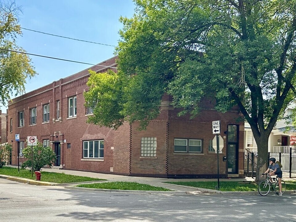 2552 N Kildare Ave in Chicago, IL - Building Photo