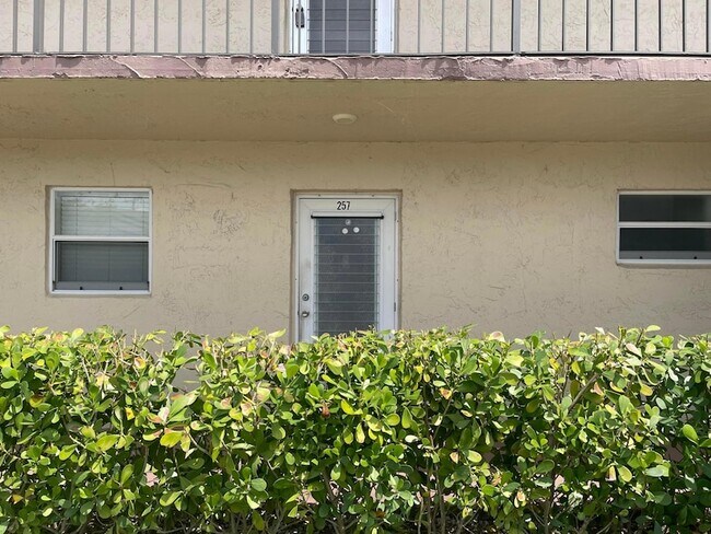 770 Lori Dr, Unit 257 in Palm Springs, FL - Building Photo - Building Photo