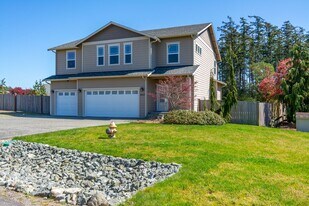 950 Lyle Ridge Cir in Oak Harbor, WA - Building Photo