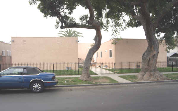 834 E 74th St in Los Angeles, CA - Foto de edificio