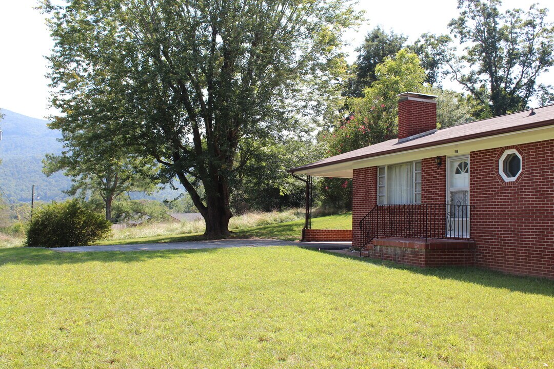 133 Rockdale Ave in Swannanoa, NC - Building Photo