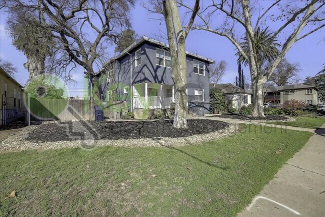 1119 Lochbrae Rd in Sacramento, CA - Foto de edificio - Building Photo