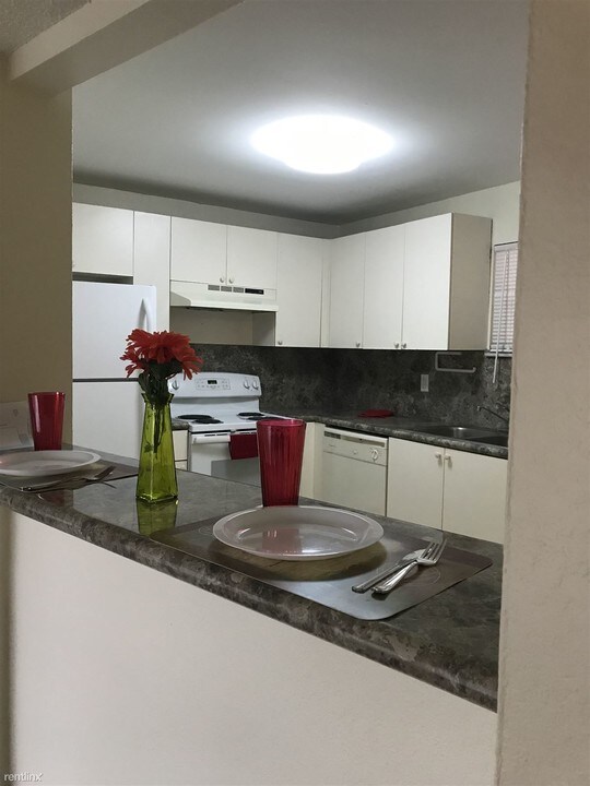 4205 N University Dr-Unit -Apt 212 in Sunrise, FL - Building Photo