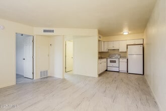 2615 E Greenway Rd in Phoenix, AZ - Building Photo - Building Photo