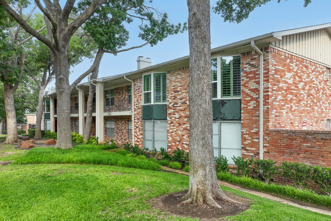 7806 Royal Ln in Dallas, TX - Foto de edificio