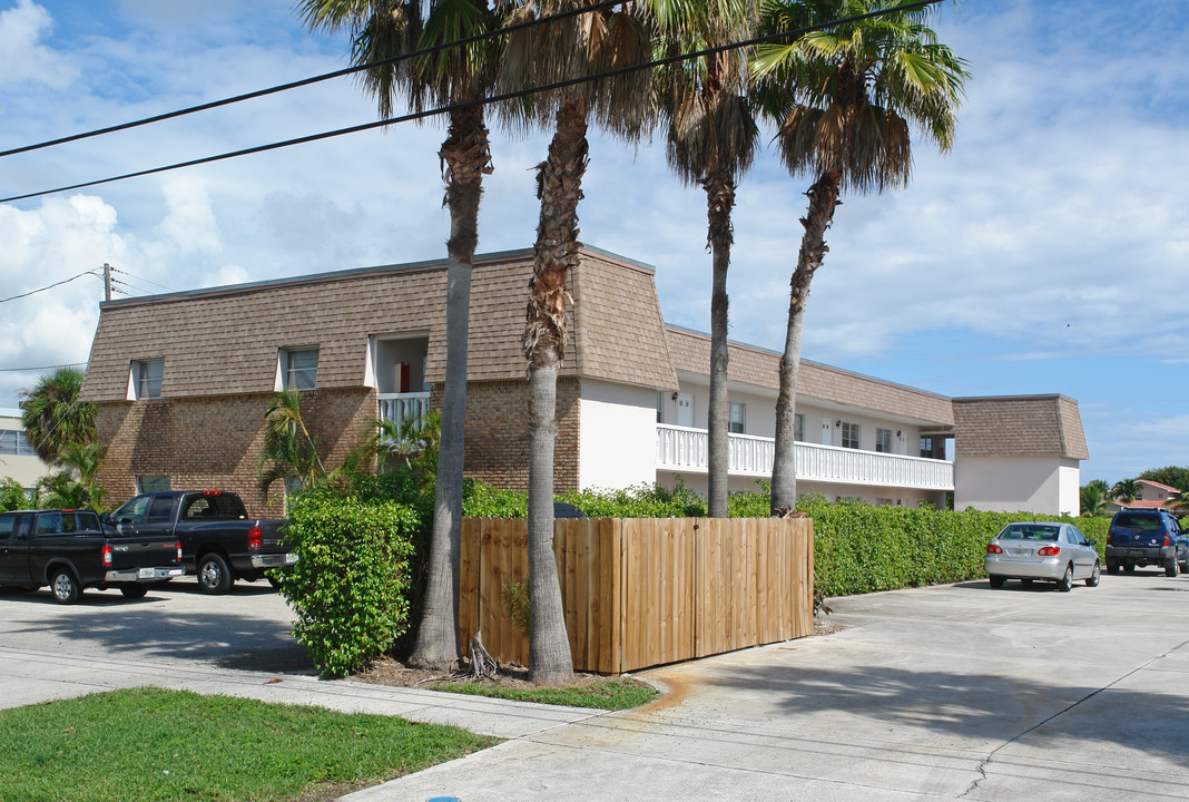 755 Hummingbird Way in North Palm Beach, FL - Building Photo