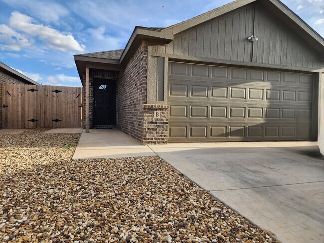 1101 Preston Trails-Unit -B in Wolfforth, TX - Building Photo - Building Photo