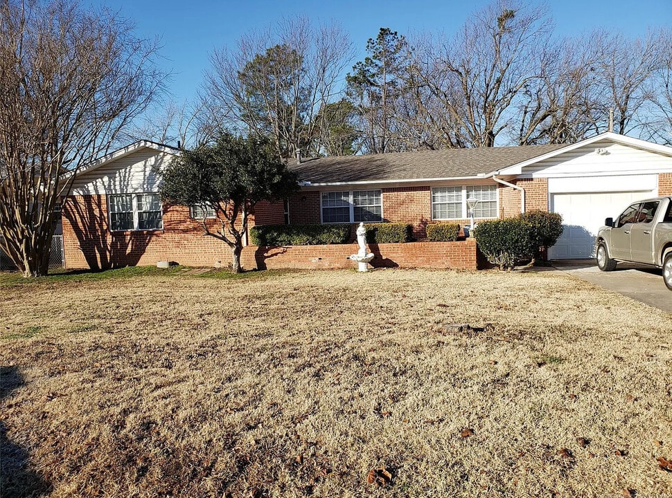 525 N Webb Ave in Ada, OK - Building Photo
