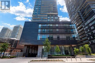 39 Roehampton Ave in Toronto, ON - Building Photo - Building Photo