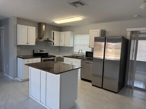 107 NW Curtis St in Port St. Lucie, FL - Foto de edificio - Building Photo