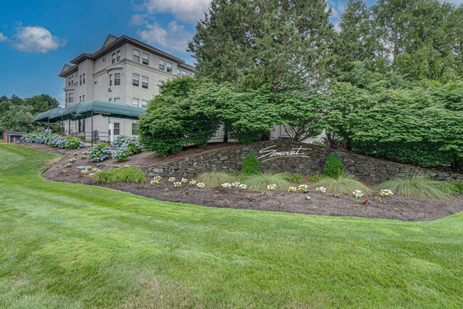 Somerset Apartments in Nashua, NH - Foto de edificio - Building Photo