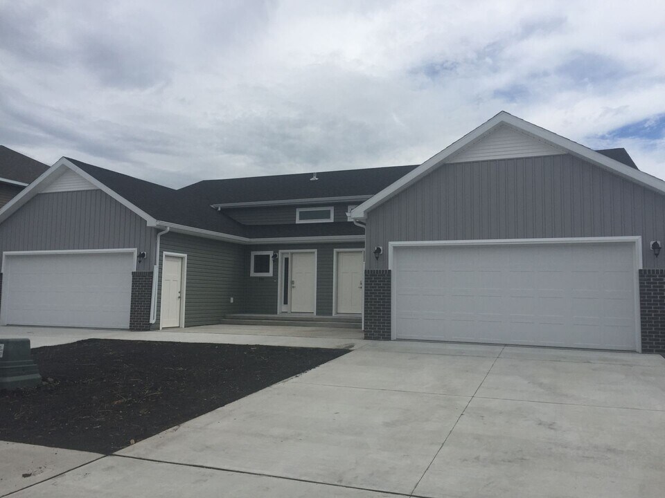 907 Eaglewood Ave in West Fargo, ND - Building Photo