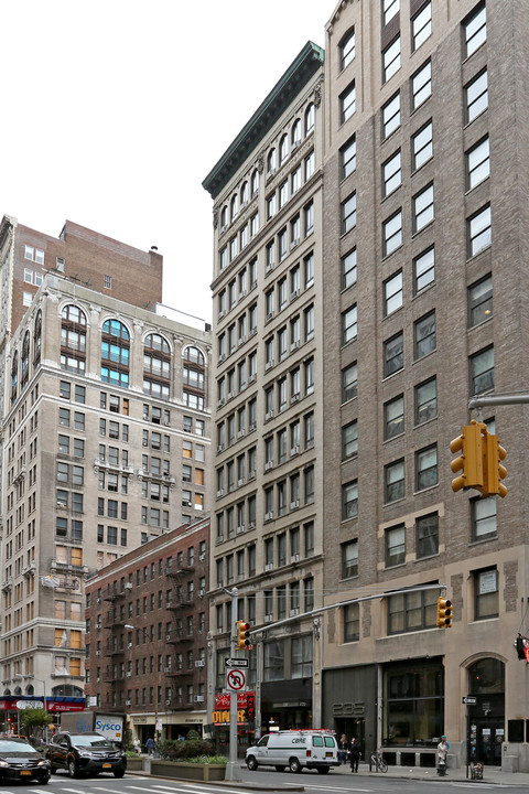 239 Park Avenue South in New York, NY - Building Photo