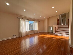 11 Country Ridge Dr in Rye Brook, NY - Building Photo - Building Photo