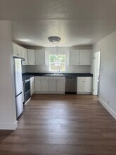 1135 Gordon Ln in Redding, CA - Building Photo - Building Photo