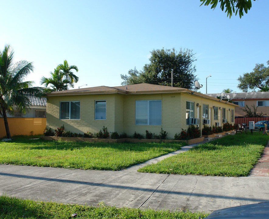 2250-2260 NE 172nd St in North Miami Beach, FL - Building Photo