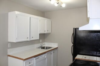 Booth Apartments in Saskatoon, SK - Building Photo - Building Photo