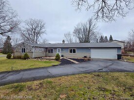 2287 Strader Dr in West Bloomfield Township, MI - Building Photo