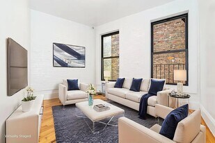117 Perry St, Unit 8 in New York, NY - Building Photo