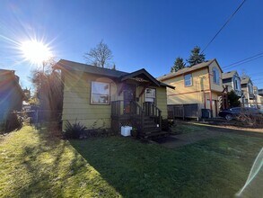 5742 NE Alton St in Portland, OR - Building Photo - Building Photo