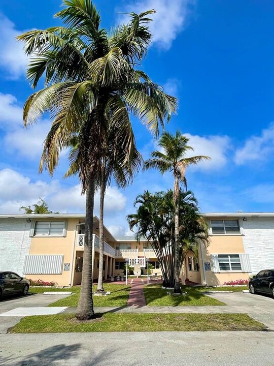 1643 Wiley St, Unit 10 in Hollywood, FL - Building Photo