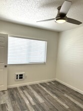 11856 S Inglewood Ave, Unit D in Hawthorne, CA - Building Photo - Building Photo