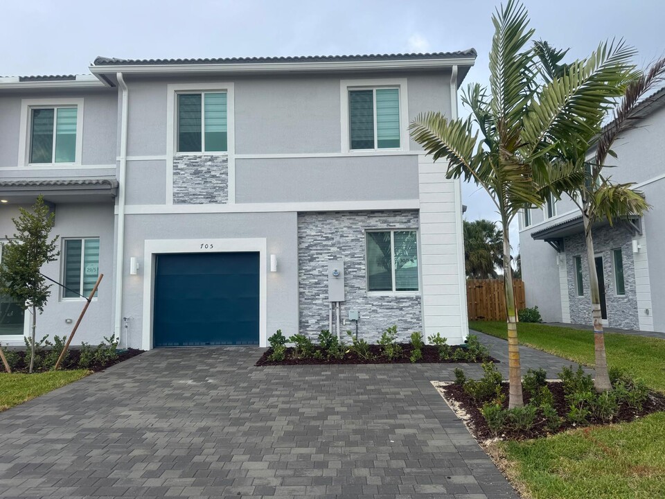 705 SE 13th Street Cir in Homestead, FL - Building Photo