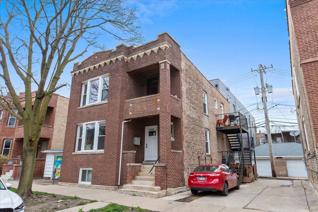 2418 W Medill Ave, Unit 1 in Chicago, IL - Building Photo