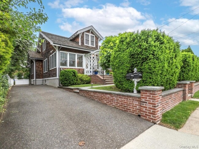 29 Birch St in Locust Valley, NY - Building Photo - Building Photo