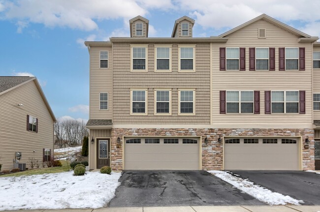 103 Crest View in Carlisle, PA - Building Photo - Building Photo