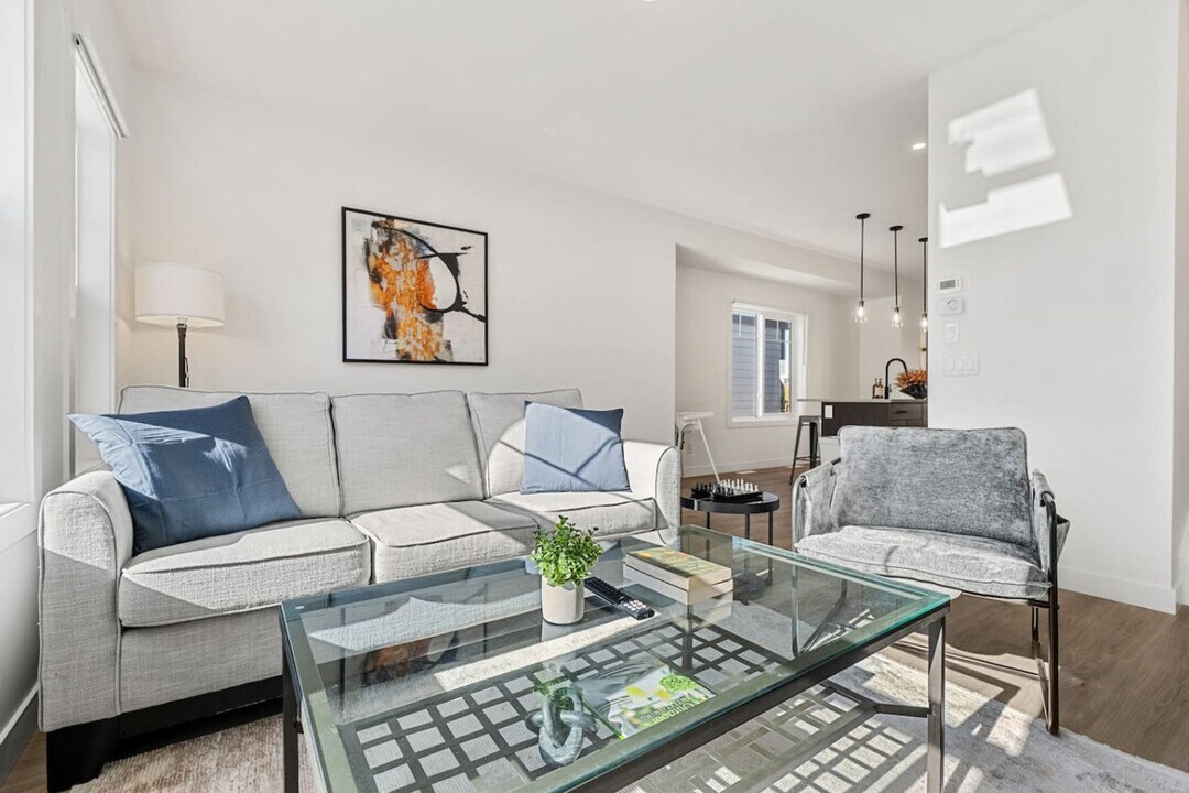 2231-2281 81 St S W in Calgary, AB - Building Photo