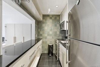 26 Layton Ave in Southampton, NY - Building Photo - Building Photo